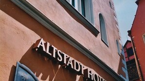 Un immeuble sur lequel on peut lire l’inscription « ALTSTADT HOTEL ».