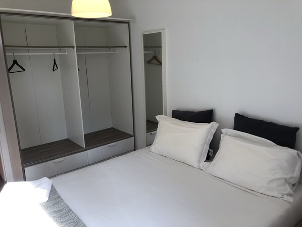 4 chambres, fer et planche à repasser, accès à Internet