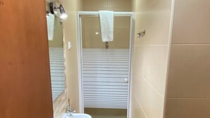 A bathroom with a sink, mirror, and shower. - Duplex proximo do aeroporto lisboa (Lisboa)