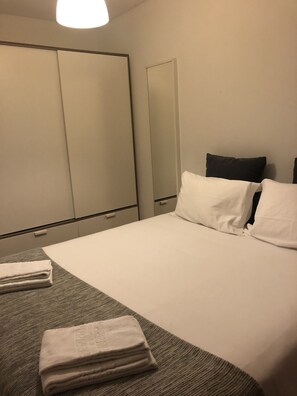 4 habitaciones, tabla de planchar con plancha y internet 