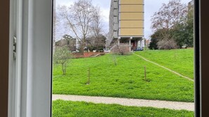 A view of a building with a flat roof and a pathway leading to it. - Duplex proximo do aeroporto lisboa (Lisboa)