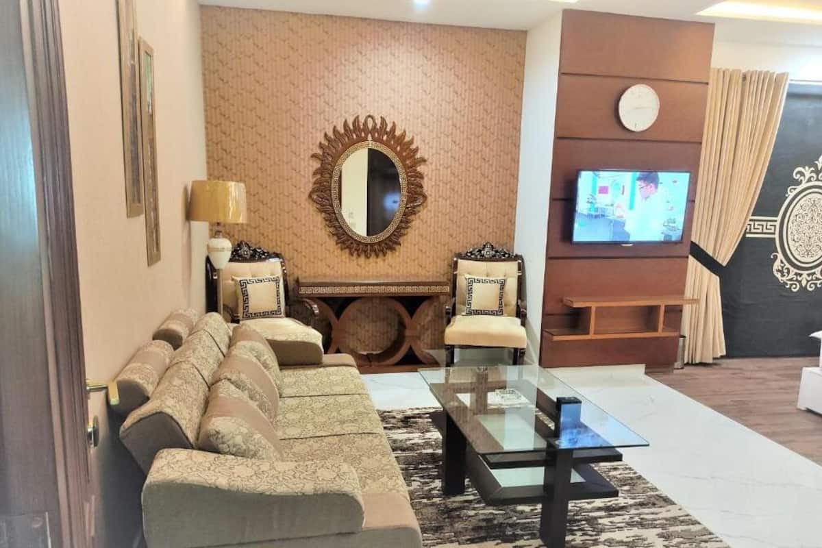 deluxe room | living area