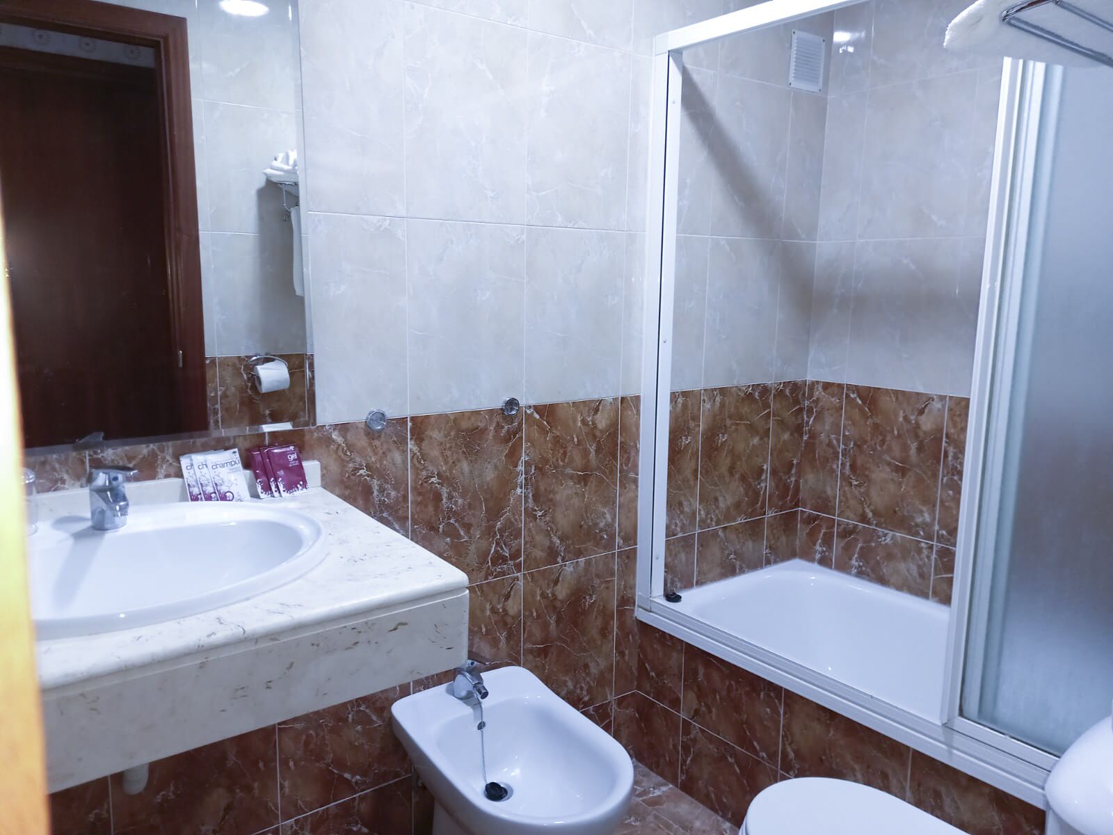 Basic Twin Room | Bathroom | Towels