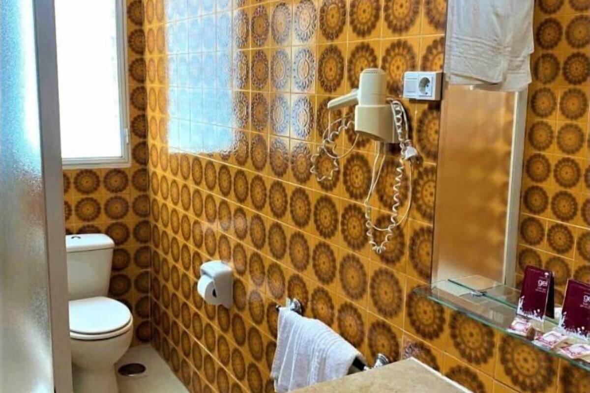basic triple room | bathroom | towels
