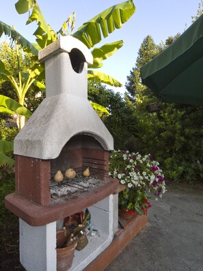 Property grounds - Day of Sun Apartment in villa, 10 min from the sea, private garden, swimming pool (Massarosa)