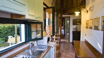 Réfrigérateur, micro-ondes, plaque de cuisson, cafetiÚre/bouilloire