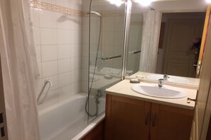 Een bad/douchecombinatie