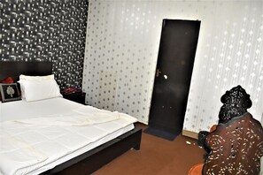 Literie de qualité supérieure, surmatelas, fer et planche à repasser