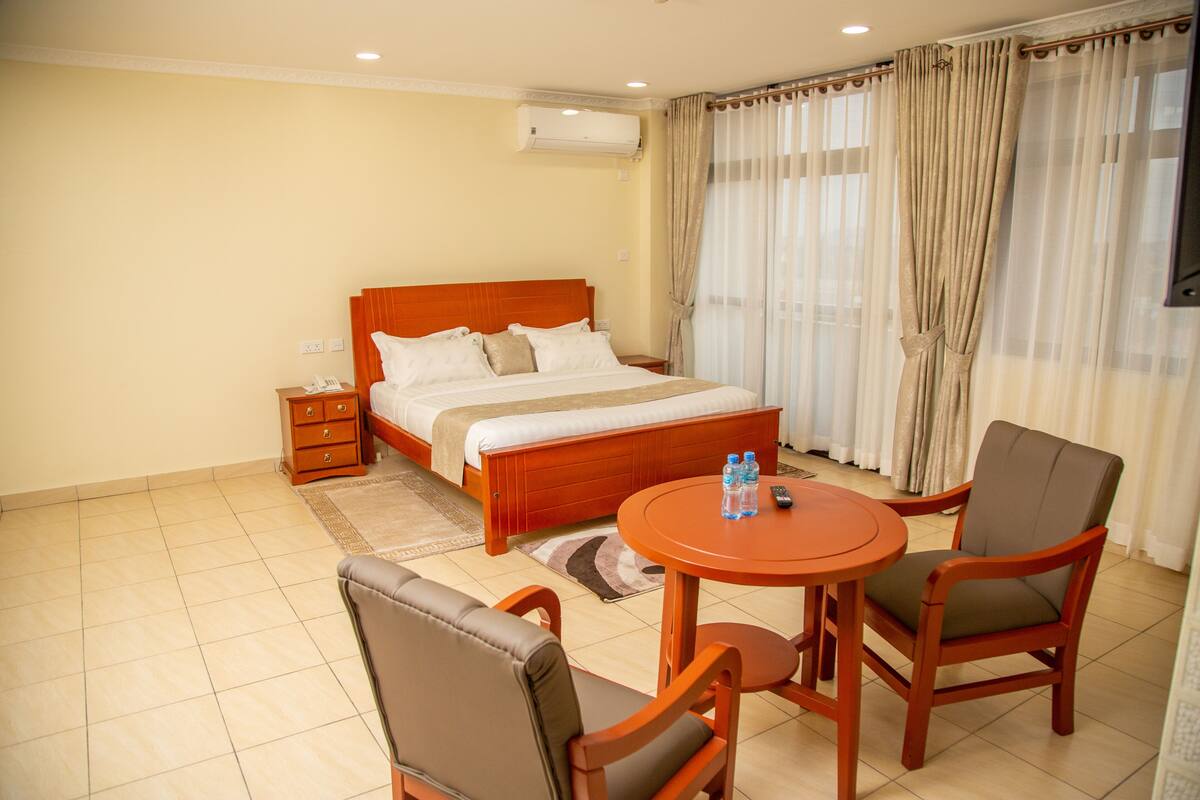 Premium bedding, in-room safe, desk, laptop workspace