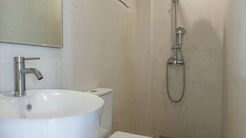 Dusche, Regendusche, Haartrockner, Handtücher