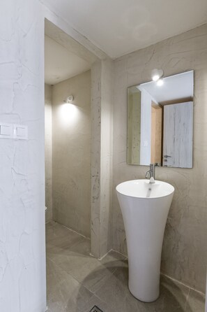 Shower, rainfall showerhead, hair dryer, towels - Porto Bello Hotel (Paros)
