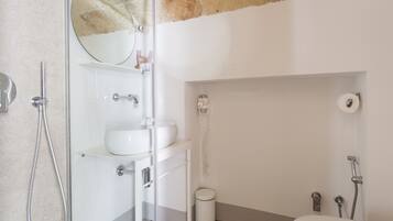 Dusche, Haartrockner, Bidet, HandtĂŒcher