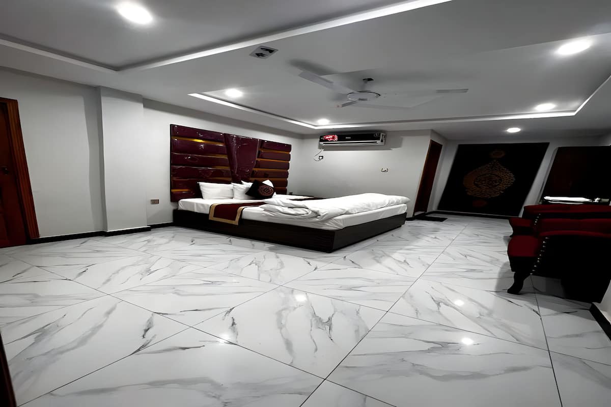 1 habitación, tabla de planchar con plancha y ropa de cama