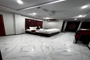 Chambre Double | Fer et planche à repasser, draps fournis