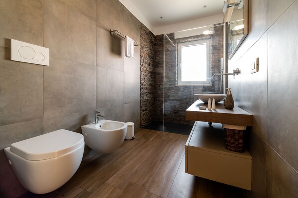 Shower, hair dryer, bidet, towels - Casa ChiaLù by MONHOLIDAY (Monopoli)