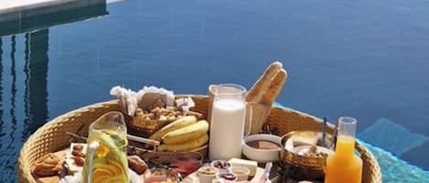 Ulkouima-allas, aurinkotuoleja