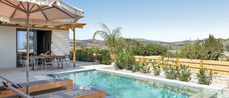 Piscine extérieure, chaises longues