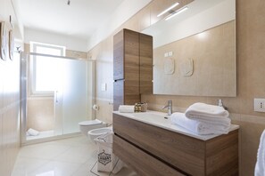 Doccia, asciugacapelli, bidet, asciugamani