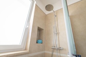 Dusche, Haartrockner, Bidet, Handtücher
