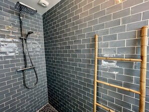 Shower, towels, toilet paper