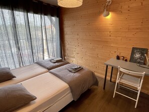 4 habitaciones, tabla de planchar con plancha y cuna de viaje 