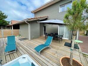 A wooden deck with two lounge chairs and a small hot tub. - Welcoming new architects house with jacuzzi G0118 (Hourtin)