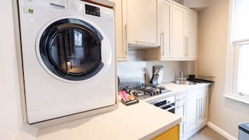 Apartament Deluxe, 2 dormitoris, vistes a la ciutat | Cuina privada | Frigorífic, microones, forn i placa de cuina