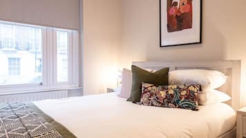 Apartamento Deluxe, 2 habitaciones, vistas a la ciudad | 2 dormitorios y espacio para trabajar con un portátil