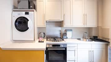 Apartament Deluxe, 2 dormitoris, vistes a la ciutat | Cuina privada | Frigorífic, microones, forn i placa de cuina