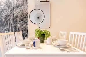 Appartement Deluxe, 2 chambres, vue ville | Cuisine privée | Réfrigérateur, micro-ondes, four, plaque de cuisson