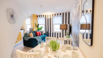 Apartament Deluxe, 2 dormitoris, vistes a la ciutat | Cuina privada | Frigorífic, microones, forn i placa de cuina