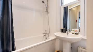 Apartamento Deluxe, 2 habitaciones, vistas a la ciudad | Baño | Cabezal de ducha tipo lluvia y artículos de higiene personal gratuitos