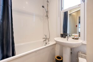 Apartamento luxo, 2 quartos, vista para a cidade | Banheiro | Chuveiro com efeito de chuva, produtos de toalete grátis