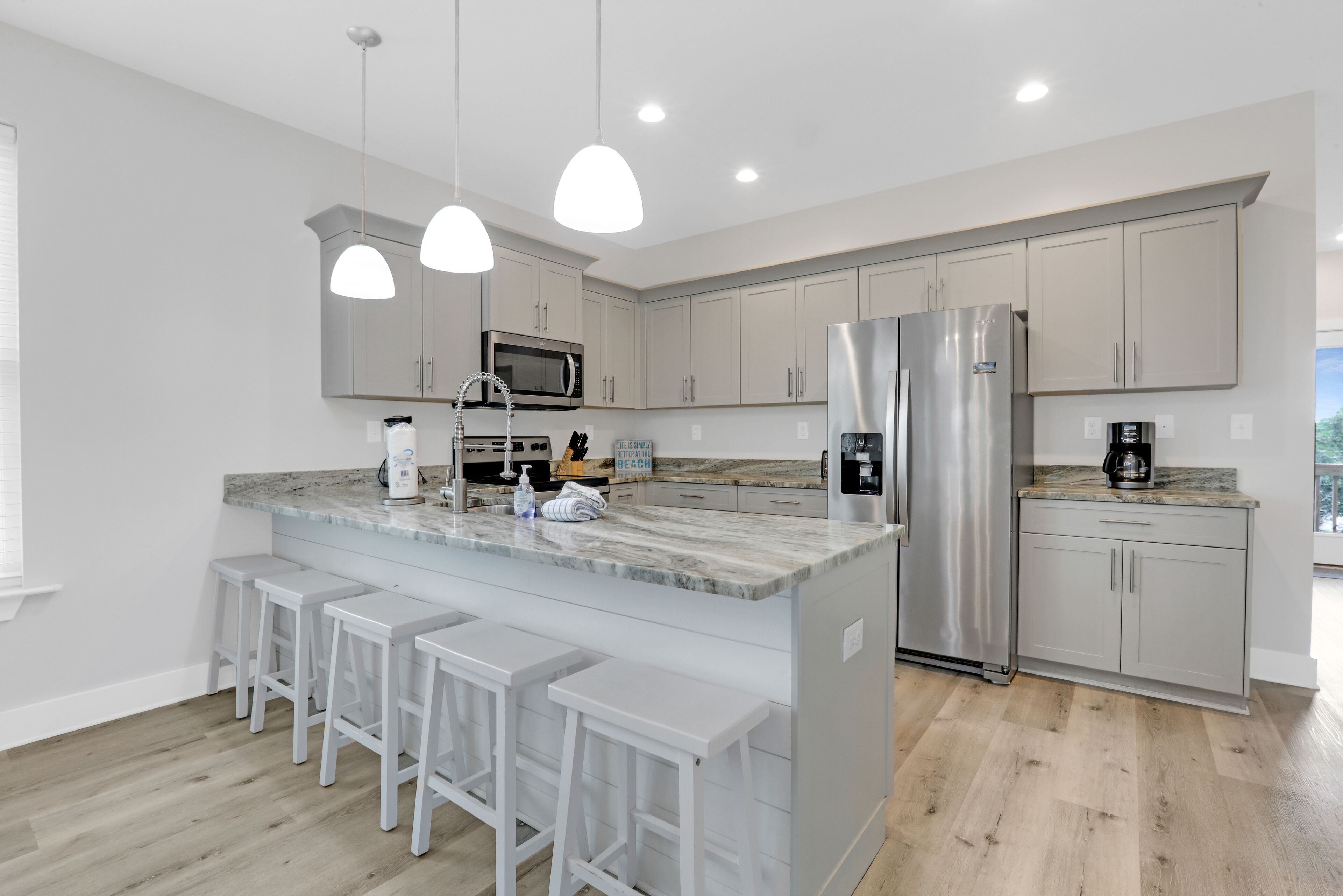 Kylskåp, mikrovågsugn, ugn och spishäll