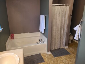 Combined shower/tub, towels, toilet paper