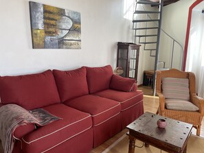 Een televisie, een open haard, een dvd-speler en een stereo