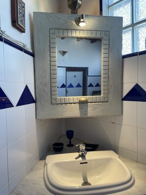 Suihkun ja ammeen yhdistelmä, hiustenkuivaaja, bidee, pyyhkeet