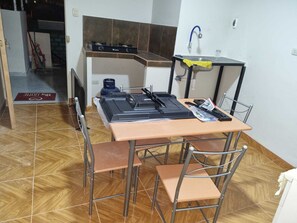 Kjøleskap, mikrobølgeovn, kokeplater og oppvaskmaskin