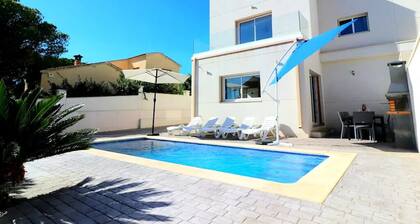 Villa Llevant HOT TUB Piscine et terrasse sur le toit à cÎté de la plage  A/C