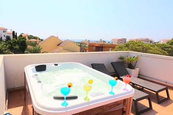Outdoor spa tub