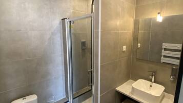 Appartement Confort | Salle de bain | Articles de toilette gratuits, sèche-cheveux
