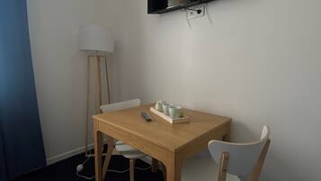 Comfort Apartment | Bathroom | Free toiletries, hair dryer