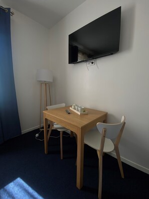 Comfort Apartment | Bathroom | Free toiletries, hair dryer