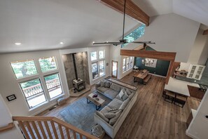 Televisión, chimenea, tenis de mesa y libros