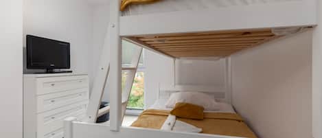 3 habitaciones, tabla de planchar con plancha, wifi y ropa de cama