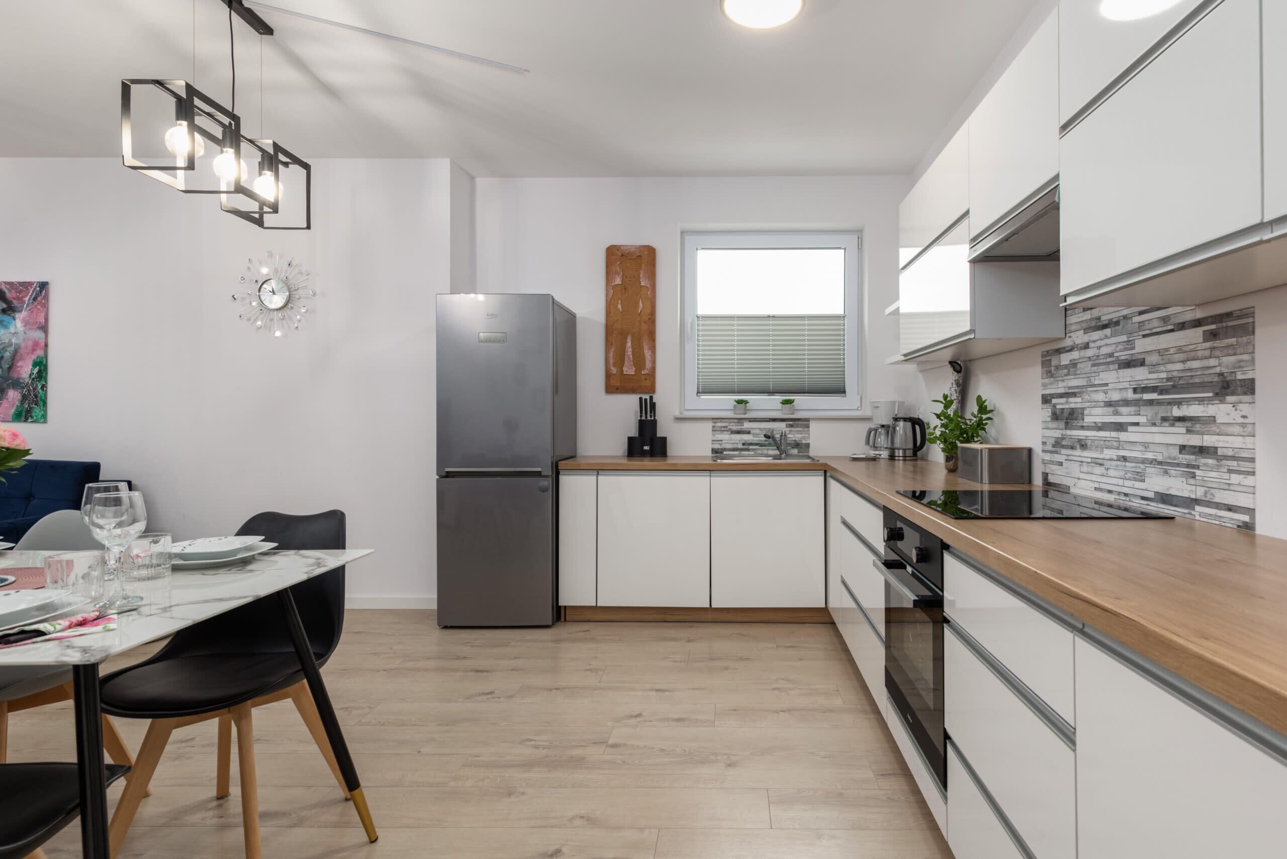 Coffee/tea maker, fridge, oven, stovetop