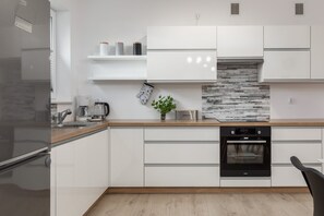Fridge, oven, stovetop, dishwasher