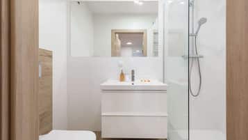 Shower, shampoo