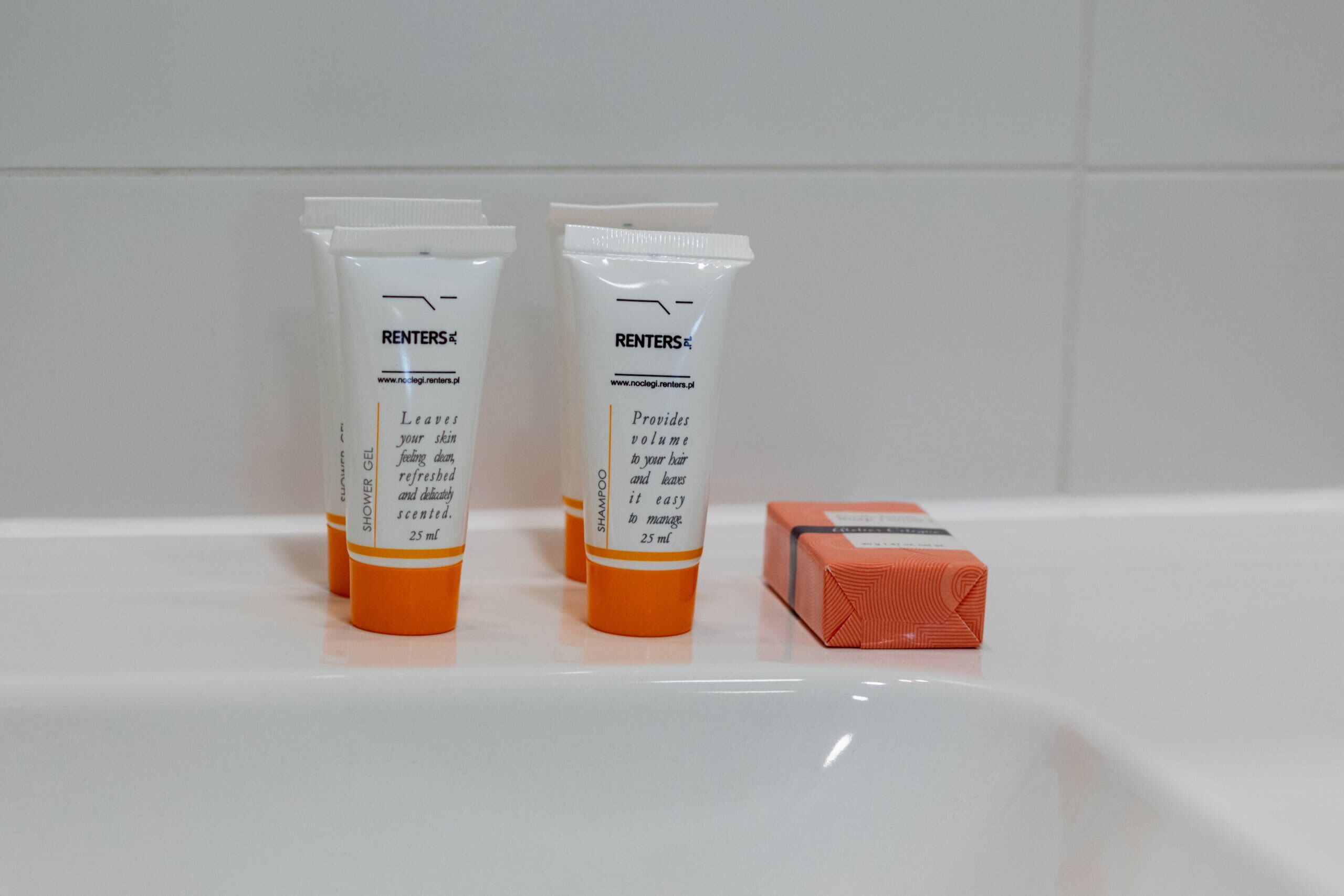Trois articles de toilette dans un lavabo de salle de bain.