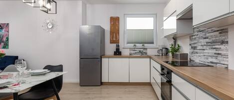 Refrigerador, horno, parrilla de estufa y lavavajillas